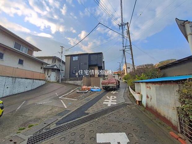 前面道路を含めた現地写真です。