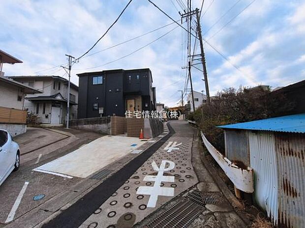 前面道路を含めた現地写真です。