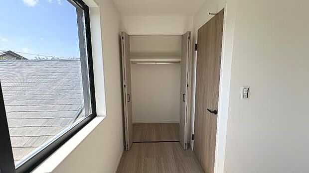 いつでもお部屋をスッキリお使い頂ける収納スペースを設置。
