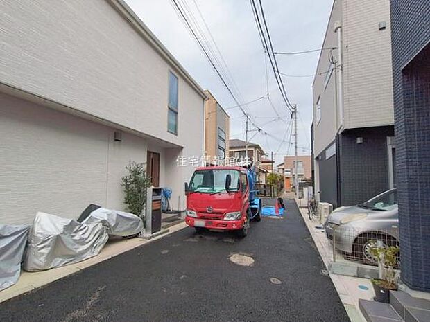 前面道路を含めた現地写真です。