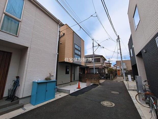 前面道路を含めた現地写真です。