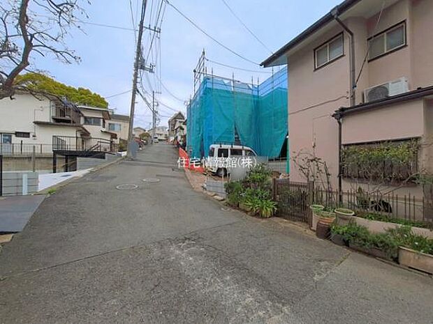 前面道路を含めた現地写真です。