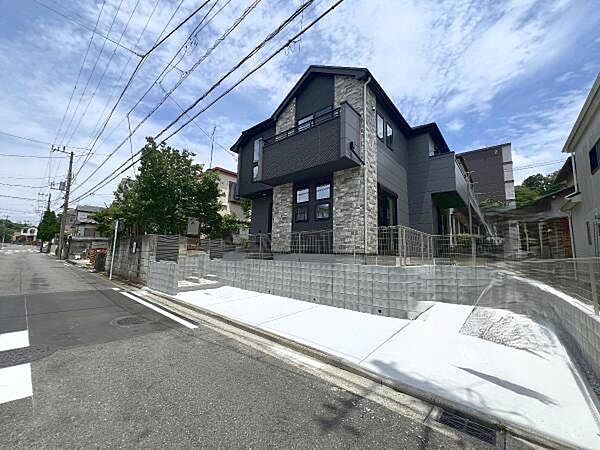 前面道路を含めた現地写真です。