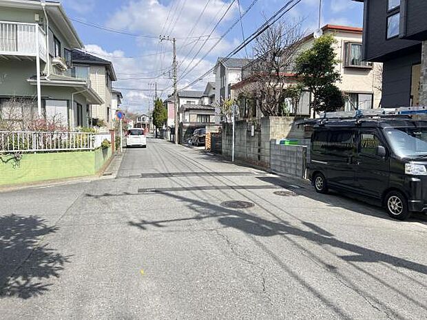 前面道路を含めた現地写真です。