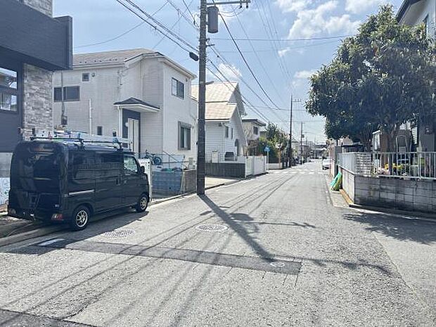 前面道路を含めた現地写真です。