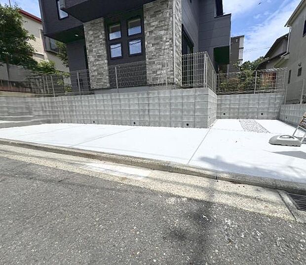駐車場ももちろん完備しておりますのでお車所有の方にも心強いです。