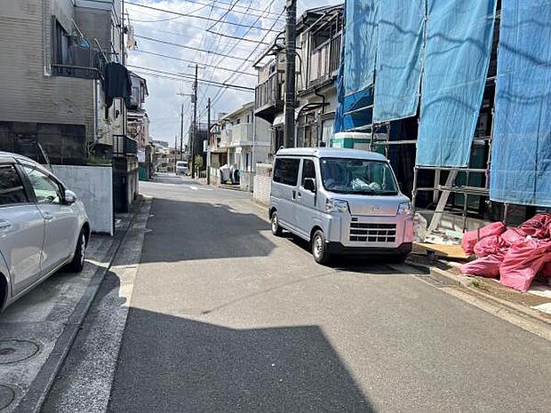 前面道路を含めた現地写真です。
