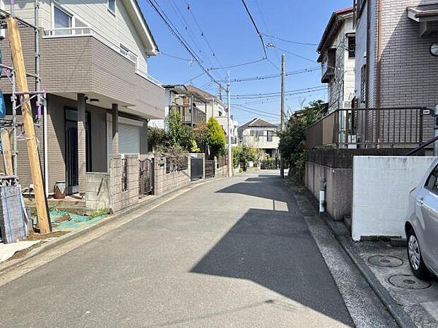 前面道路を含めた現地写真です。