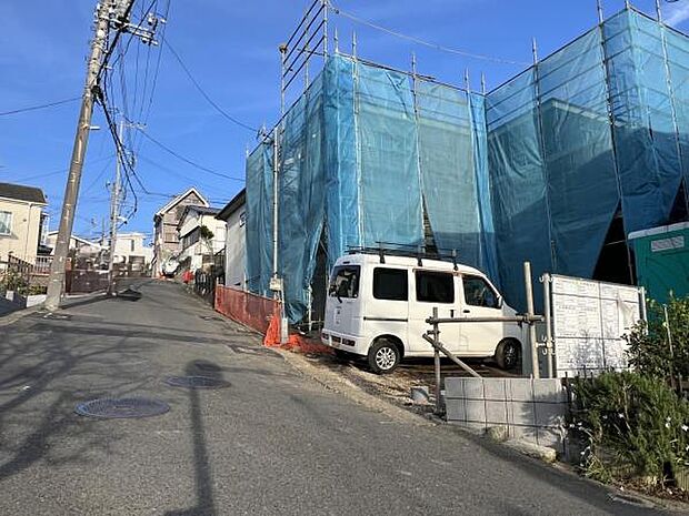 前面道路を含めた現地写真です。