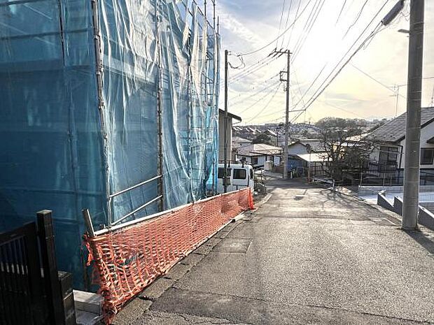 前面道路を含めた現地写真です。