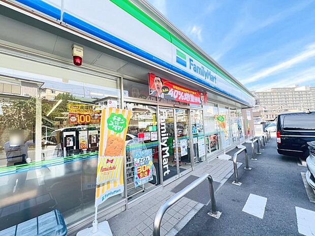 ファミリーマート 六ッ川西店まで約800m（徒歩10分）