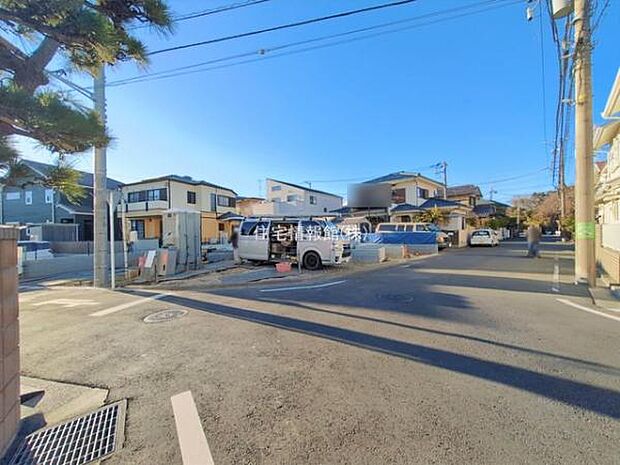 前面道路を含めた現地写真です。