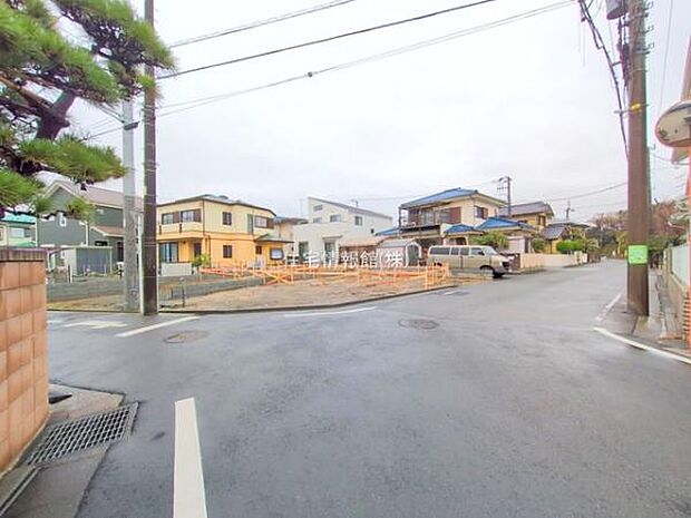 前面道路を含めた現地写真です。