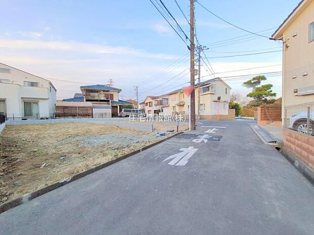 前面道路を含めた現地写真です。