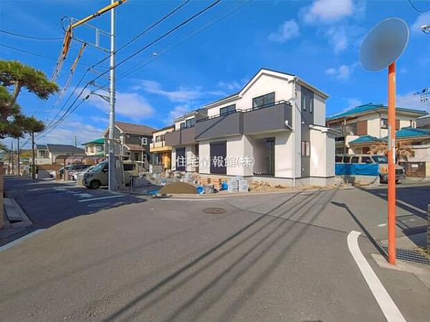 前面道路を含めた現地写真です。