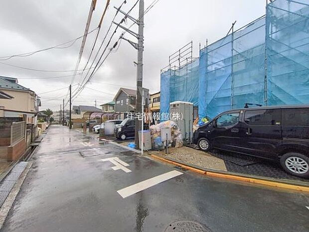 前面道路を含めた現地写真です。