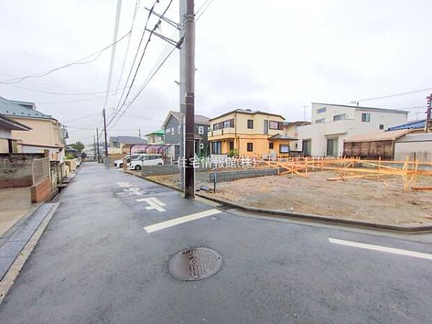 前面道路を含めた現地写真です。