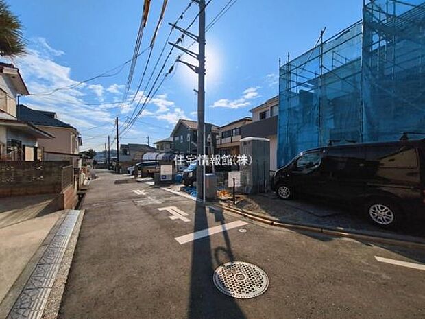 前面道路を含めた現地写真です。