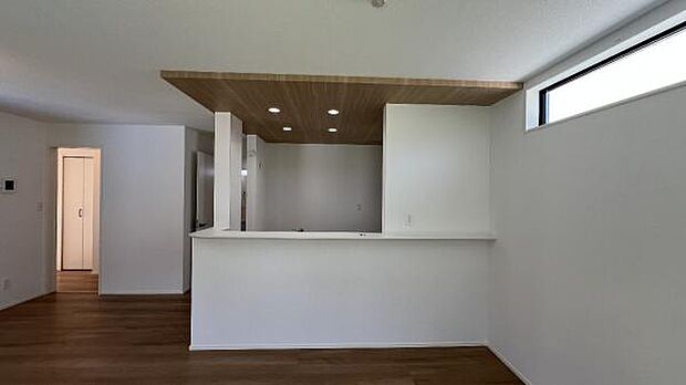 お食事中もキッチンと会話が楽しめるダイニングスペース。