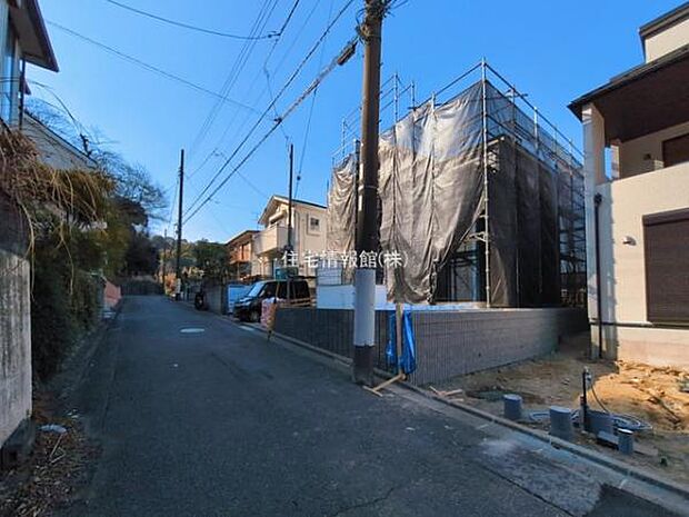 前面道路を含めた現地写真です。