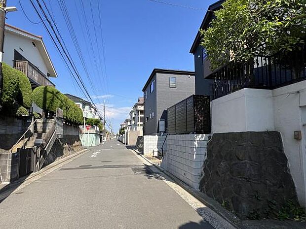 前面道路を含めた現地写真です。