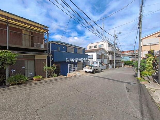 前面道路を含めた現地写真です。
