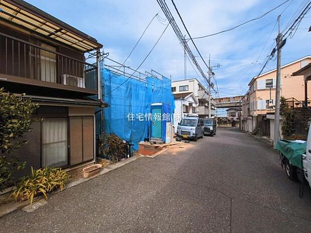 前面道路を含めた現地写真です。