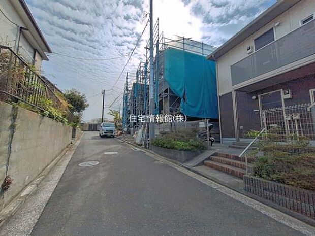 前面道路を含めた現地写真です。