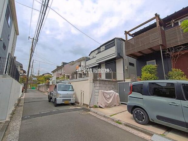 前面道路を含めた現地写真です。