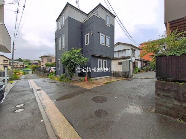 前面道路を含めた現地写真です。
