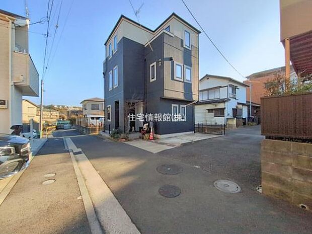 前面道路を含めた現地写真です。