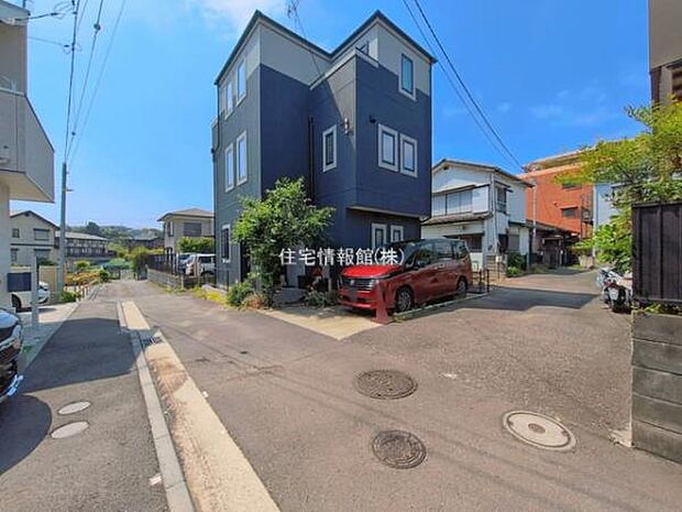 前面道路を含めた現地写真です。