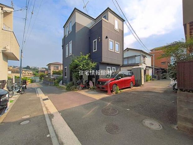 前面道路を含めた現地写真です。