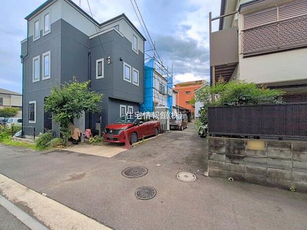 前面道路を含めた現地写真です。