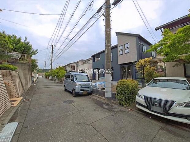 前面道路を含めた現地写真です。