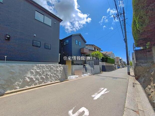 前面道路を含めた現地写真です。