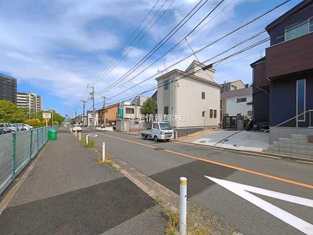 前面道路を含めた現地写真です。