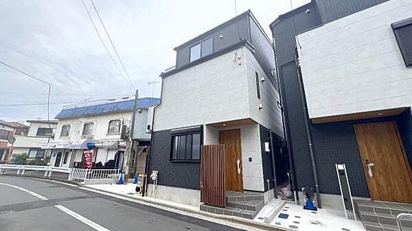前面道路を含めた現地写真です。