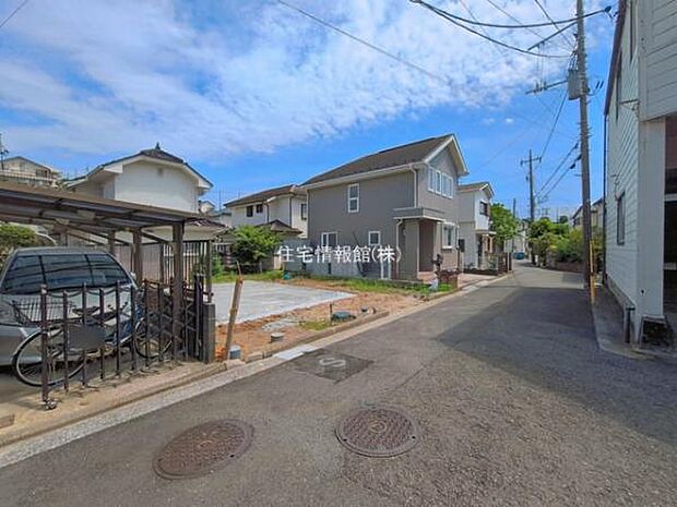 前面道路を含めた現地写真です。