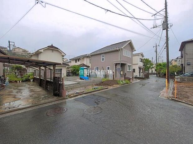 前面道路を含めた現地写真です。