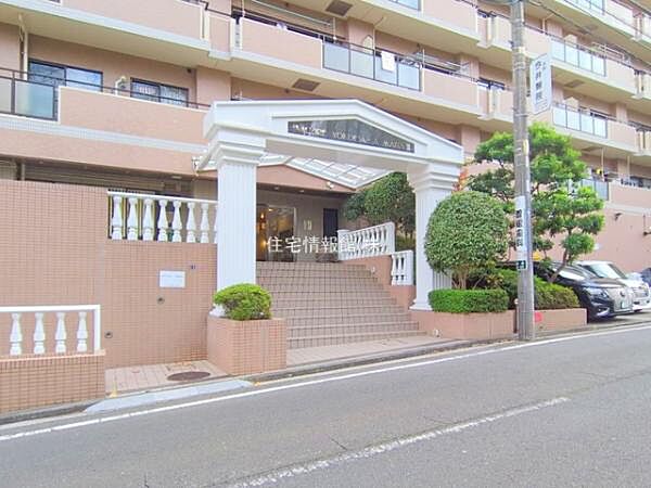 ゆったりとした印象のエントランスです。