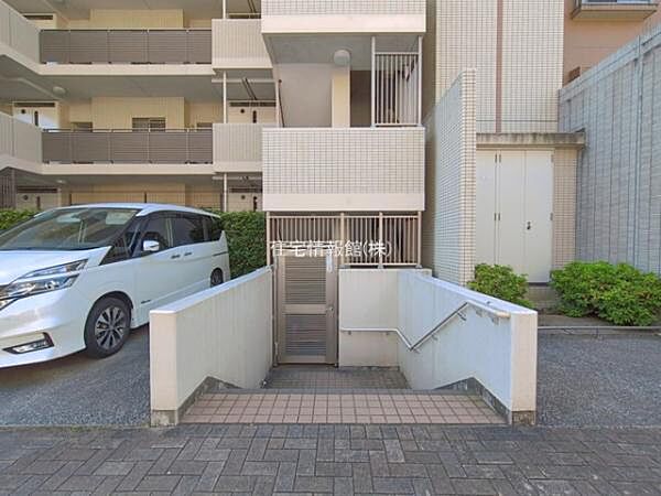 ゆったりとした印象のエントランスです。