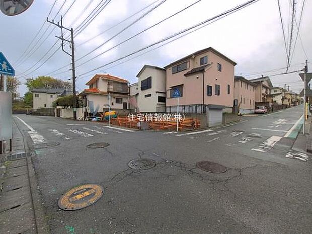 前面道路を含めた現地写真です。