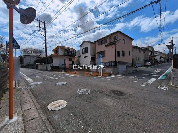 前面道路を含めた現地写真です。