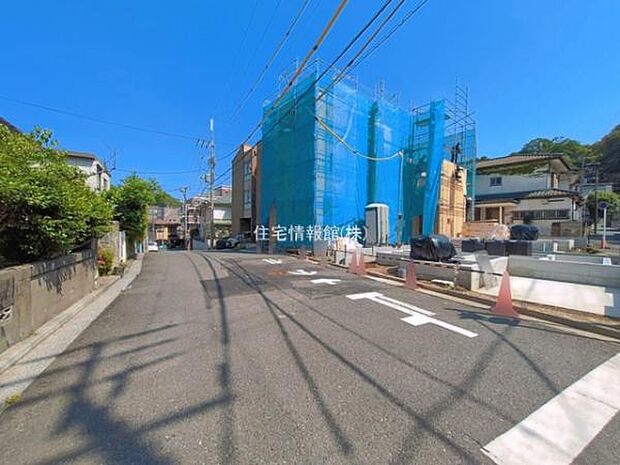 前面道路を含めた現地写真です。