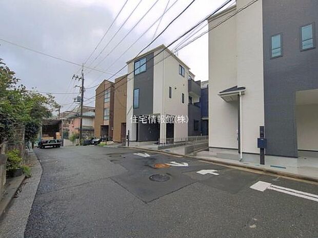 前面道路を含めた現地写真です。