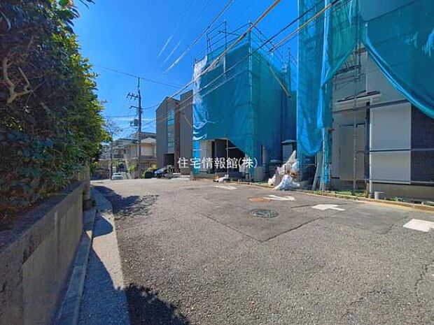前面道路を含めた現地写真です。
