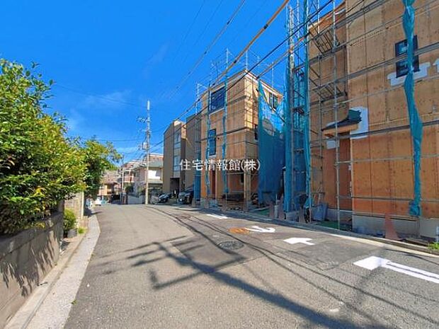 前面道路を含めた現地写真です。