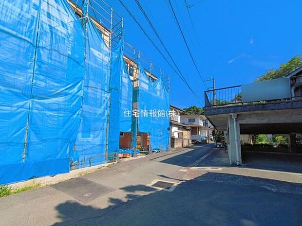 前面道路を含めた現地写真です。