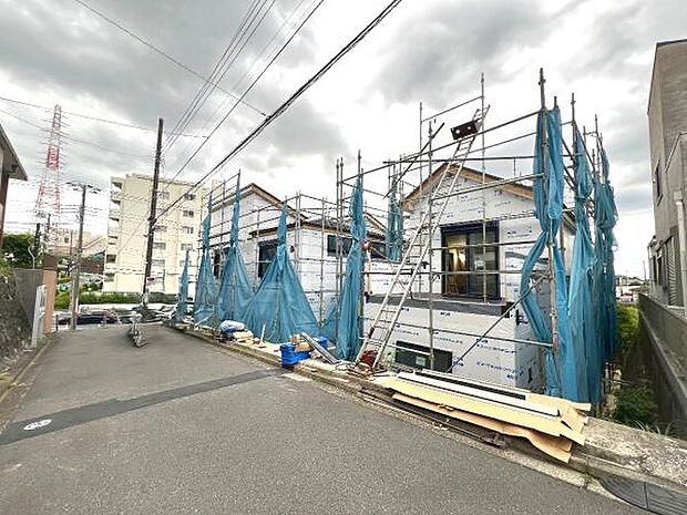 前面道路を含めた現地写真です。
